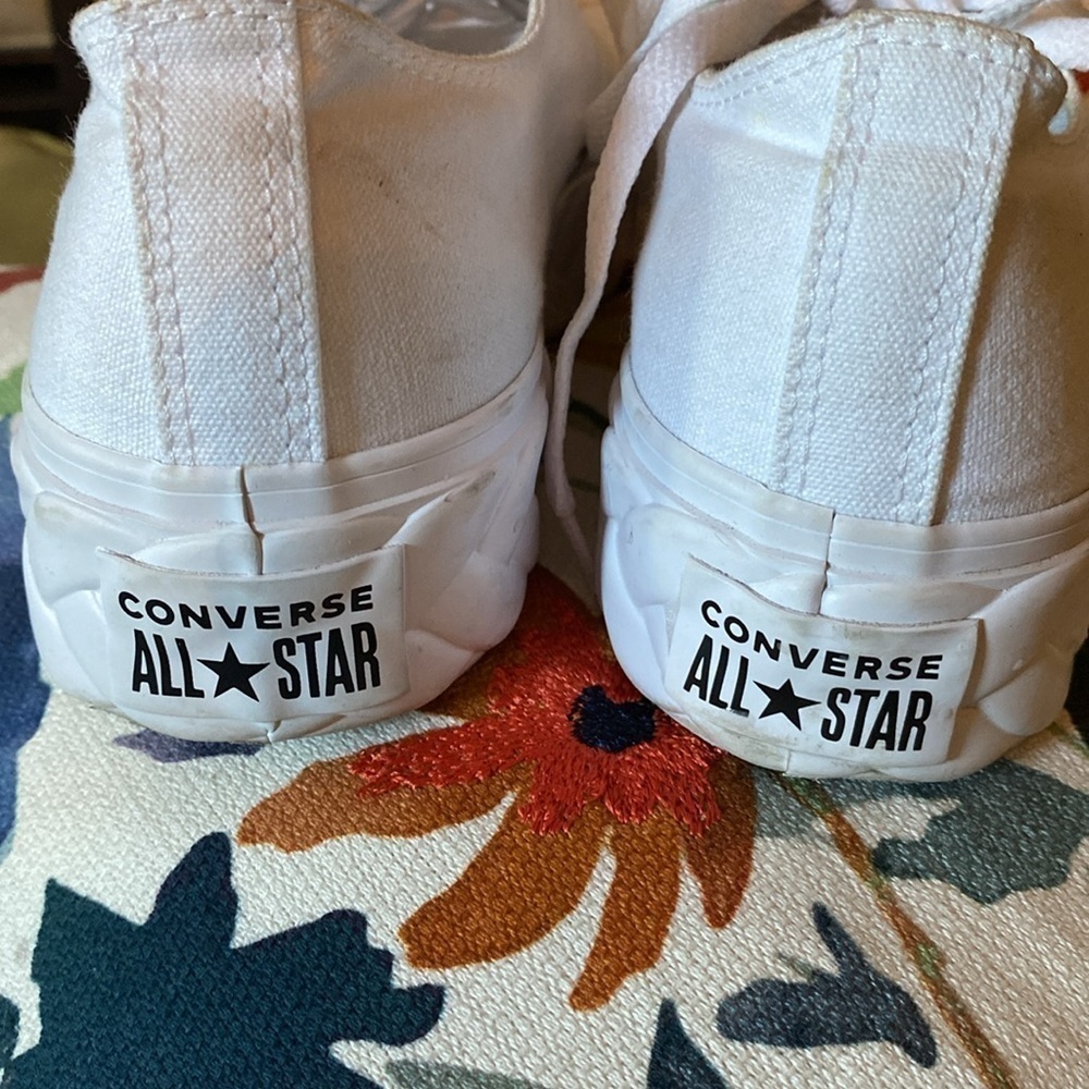 Chuck Taylor platforms sneakers women’s size 10 like new worn once - Picture 4 of 6
